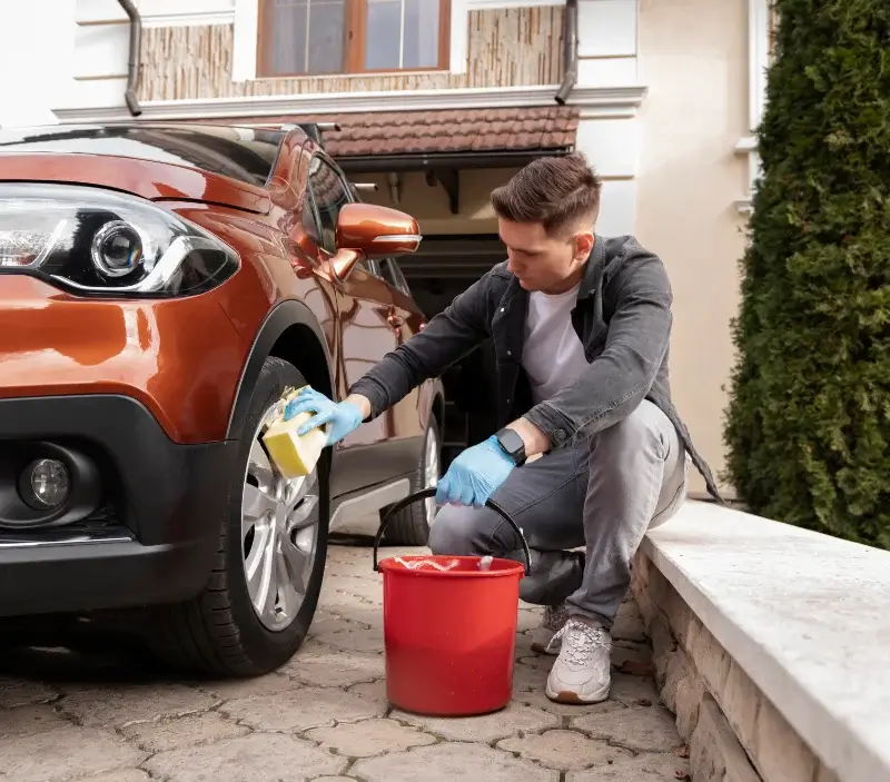 Lavage auto à domicile Saint-Michel-de-Chavaignes : professionnel intervenant sur un véhicule